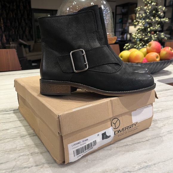 NIB Unity in Diversity Size 38 Black Leather Boots with red side zipper - Picture 2 of 8